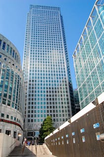 Walk around mirrored Skyscrapers in Canada Square