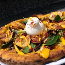 Enjoy mouth-watering pizza at Pizzeria Salto