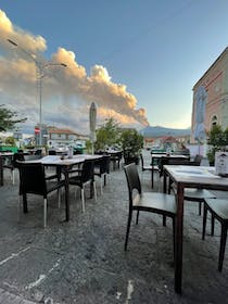 Enjoy delicious pizza at L'Altro Royal Pub