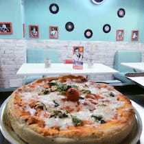 Enjoy American-style meals at Elvis Pizza di Bellaera Antonietta