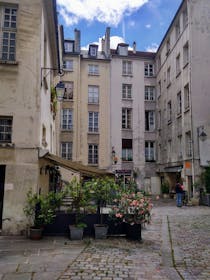 Discover Saint Paul's cobbled courtyards