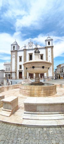 Visit the Giraldo Square Fountain