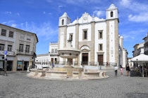 Explore Giraldo Square