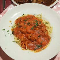 Try authentic Italian cuisine at Restaurante Pizzería La Pérgola