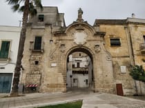 Admire the Porta degli Ebrei