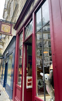 Share a piece of a cake and coffee in Le Loir dans la Théière