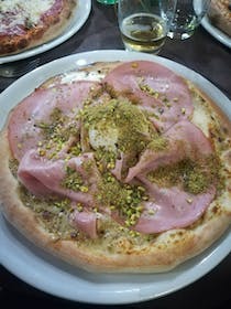 Try the delicious pizza at Pizzeria La Liniera