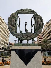 Explore Dalí's sculptures