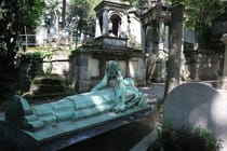 Explore the Tombes de Molière et de La Fontaine