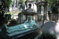 Explore the Tombes de Molière et de La Fontaine