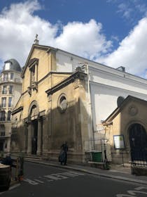 Enjoy a peaceful moment in Notre-Dame de Grâce de Passy