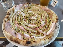 Order pizza at l'ideale Pizza Contemporanea & Bistrot