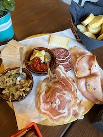 Eat and drink at Bistrò Argegno