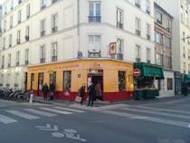 Buy a good bottle of wine in La cave des Papilles
