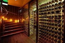Have a prohibition-era experience at le Speakeasy
