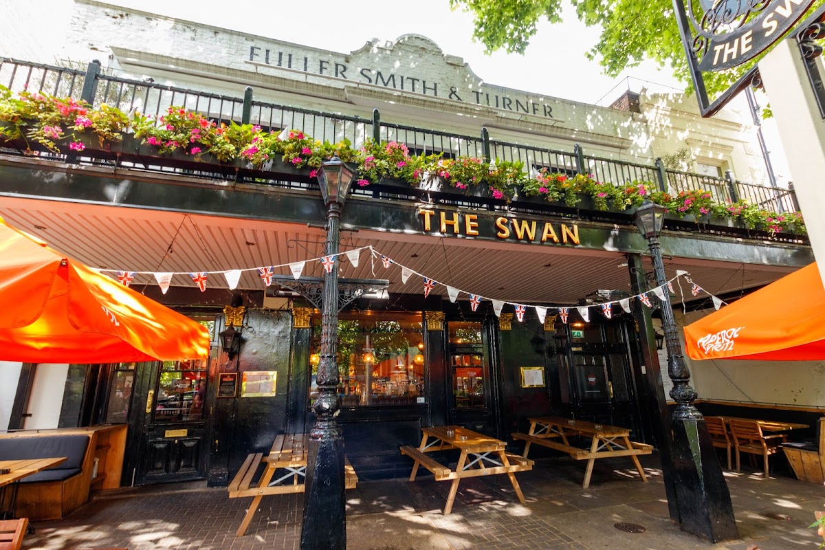 The Swan - Fuller's Pub and Restaurant near Hyde Park