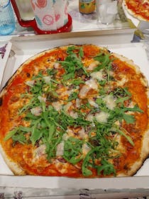 Indulge in delicious pizza at La Gattarella