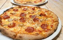 Taste authentic Italian bread and pizza at Quisipizza