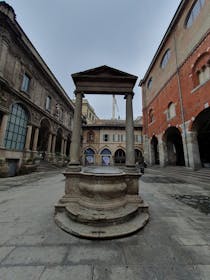 Eavesdrop at Piazza dei Mercanti