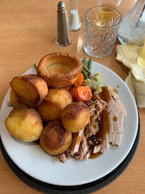 Sample Sunday Roasts at Ye Olde Smokey House