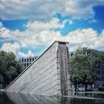 Go for a walk in Invaliden Park