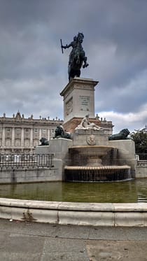 Walk around Plaza de Oriente