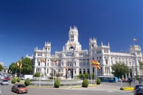 See the beautiful Plaza de Cibeles