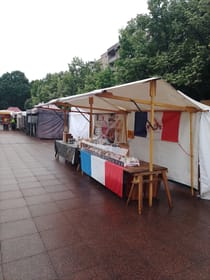 Browse through the Winterfeldplatz's busy market