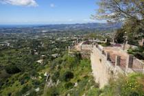 Explore Parque La Muralla