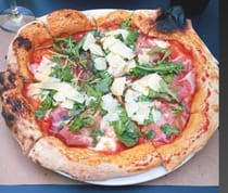 Try the Neapolitan pizza at Le Bis