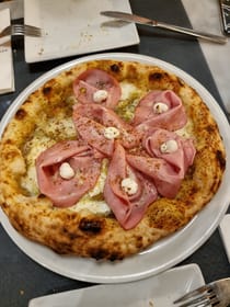 Order pizza at Maccheroni & Co.