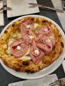 Order pizza at Maccheroni & Co.