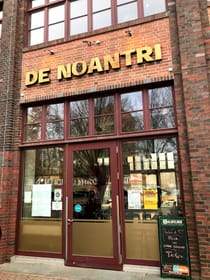 Get your fill of delicious oven-baked pizza at De Noantri