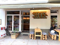 Sample some vegan food at Lück's