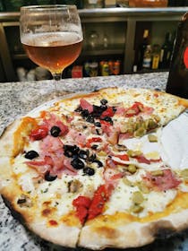 Savour delectable pizzas at Pizzería Naranjito