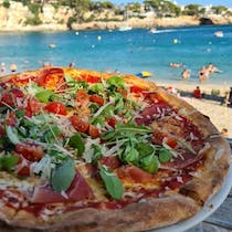 Indulge in Delicious Pizza at Mas que pizza Porto Cristo