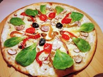 Enjoy delicious pizzas at Compose Ta Pizz'