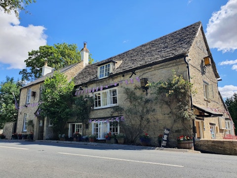 Nothing but Water, Lechlade, Gloucestershire | Plum Guide