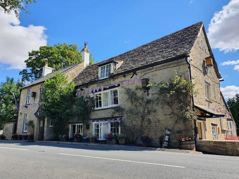Nothing but Water, Lechlade, Gloucestershire | Plum Guide