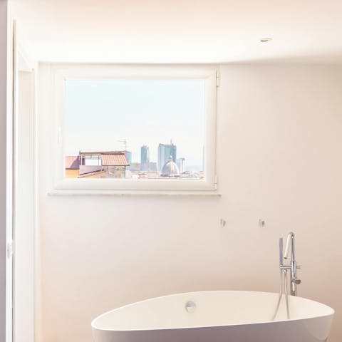 Make aperitifs in the freestanding bath the routine