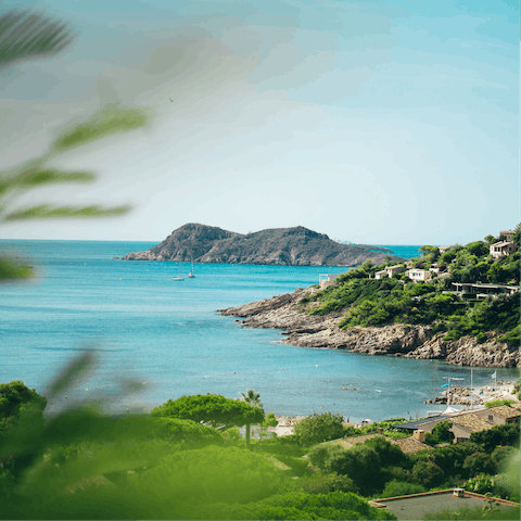 Stay on the breathtaking Côte d'Azur, a fifteen-minute drive from several beaches