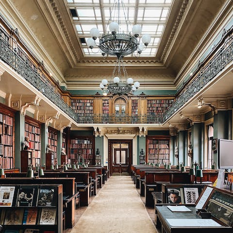 Walk to the Victoria and Albert Museum in four minutes