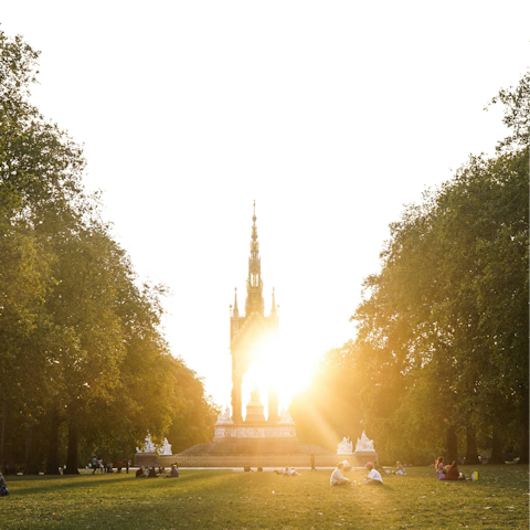 Head to Hyde Park (ten minutes' walk) for a stroll or picnic