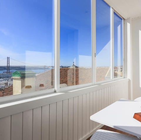 Enjoy clear views of the 25 de Abril bridge as you tuck into your breakfast