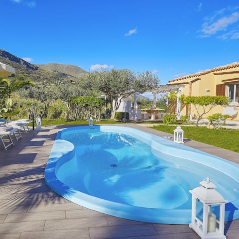 Plunge into the little swimming pool to keep cool