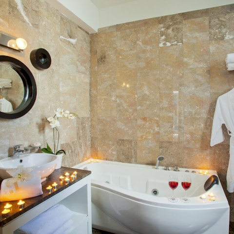 Luxuriate in the jacuzzi bath