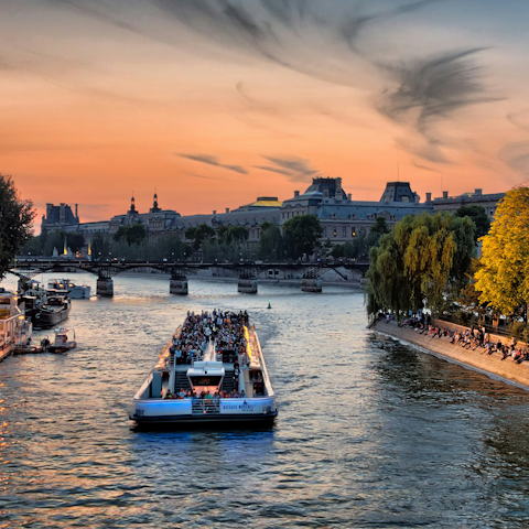 Enjoy a magical sunset boat trip along the Seine