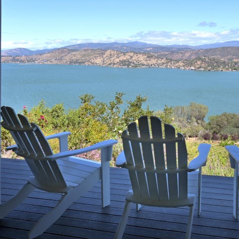 Take up your front-row seat to stunning lake views and spectacular stargazing