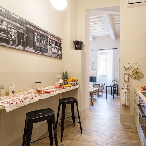 Mix a cocktail and wind down at the breakfast bar