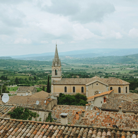 Venture to Bonnieux, 3 km away
